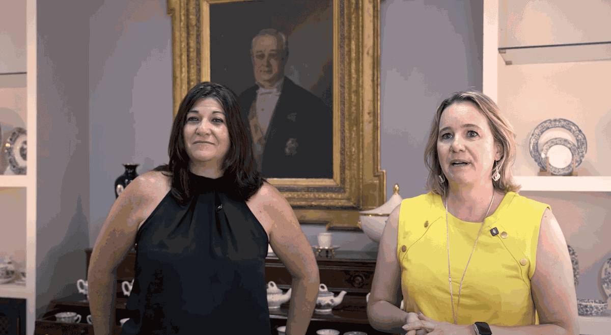 Mónica y Ana, Departamento Comercial de La Cartuja de Sevilla